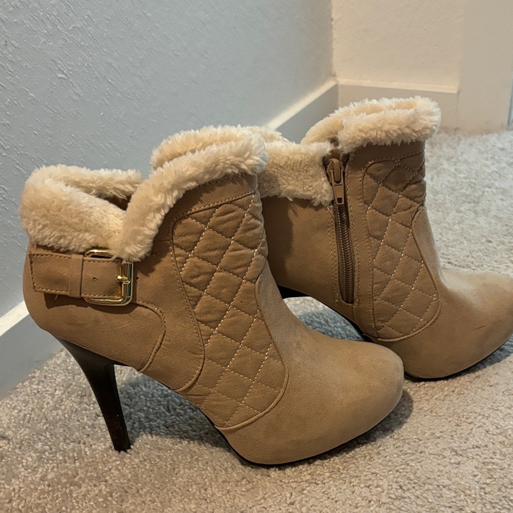 Stylish Tan Ankle Boots with Fur Lining